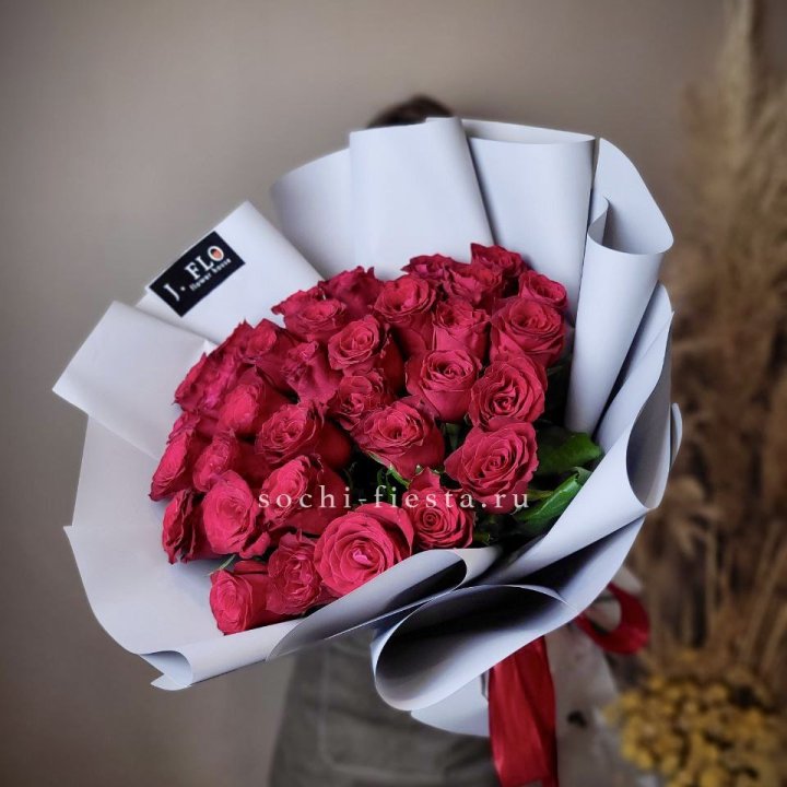 Красные розы 33 шт в Кирове
