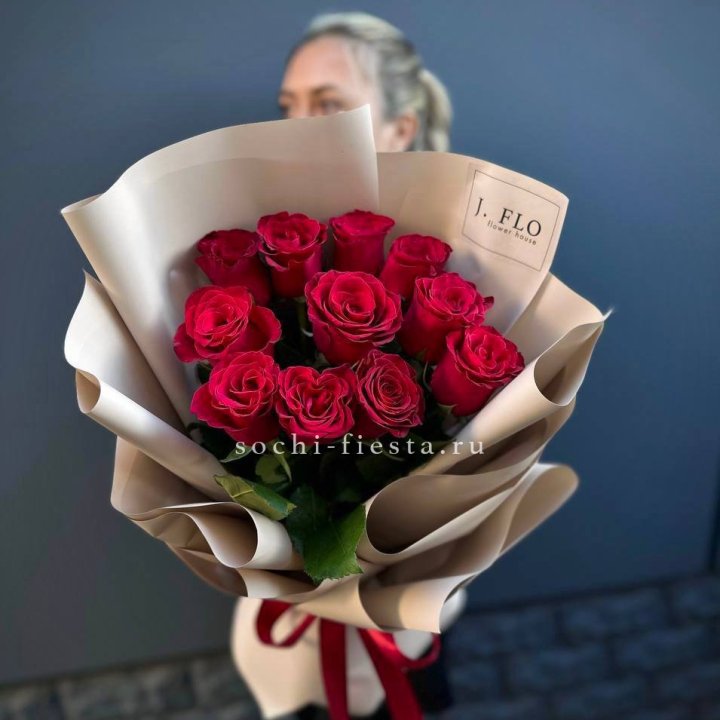 Букет красных роз "Наоми" в Кирове