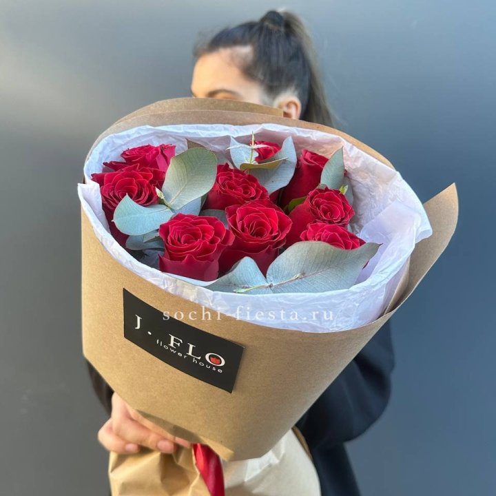 9 роз с эвкалиптом в Кирове