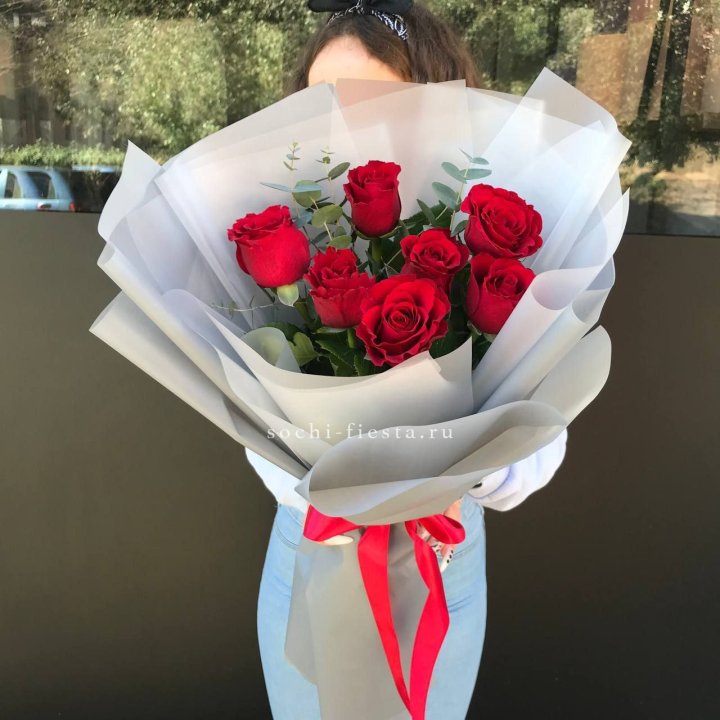 7 красных роз с эвкалиптом  в Кирове