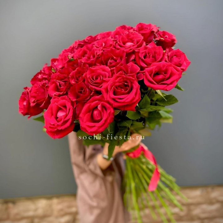 51 высокая красная роза в Кирове