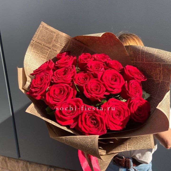 19 красных роз Леди Крафт в Кирове