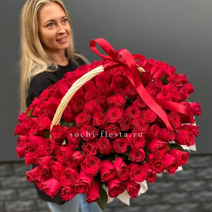 151 красная  роза в корзине в Кирове