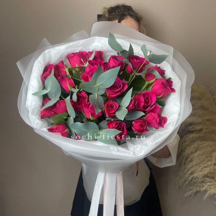25 малиновых роз с эвкалиптом в Кирове