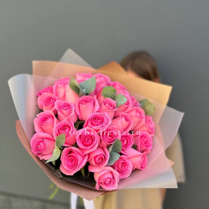 31 розовая роза с эвкалиптом в Кирове