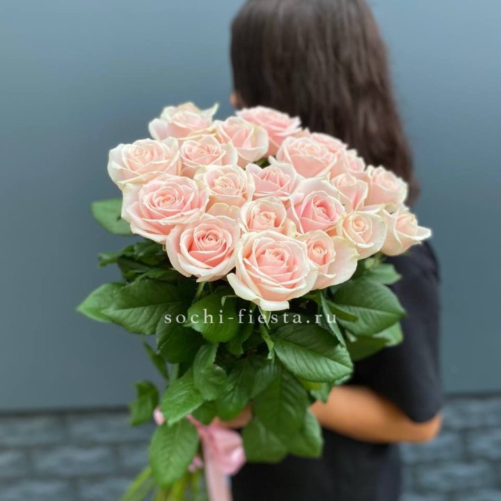 Высокие розовые розы в Кирове