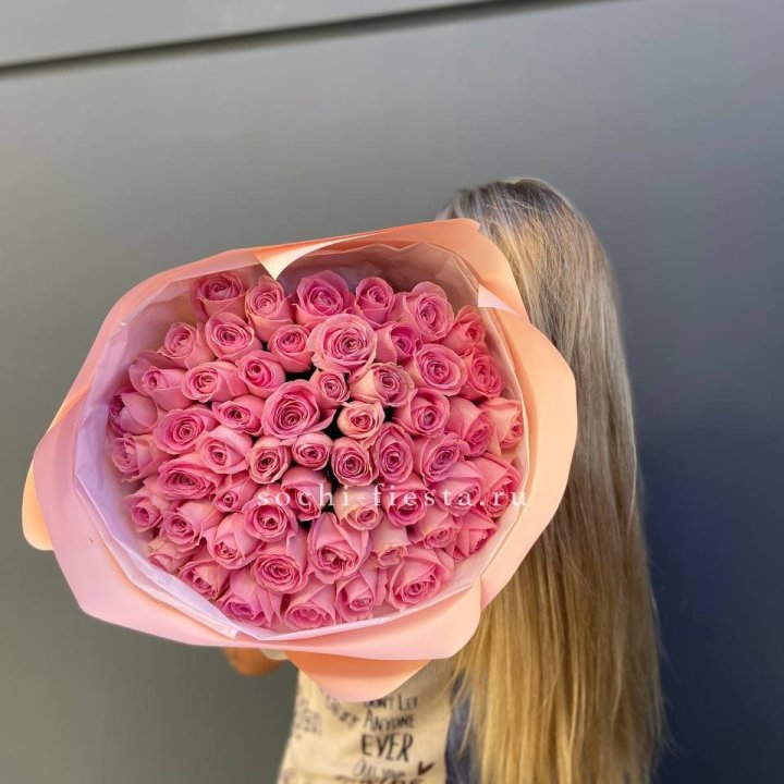 55 розовых роз в Кирове