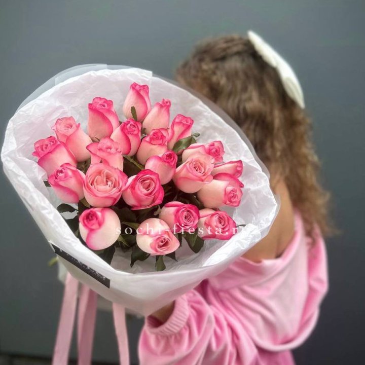 21 розовые розы Венди  в оформлении в Кирове