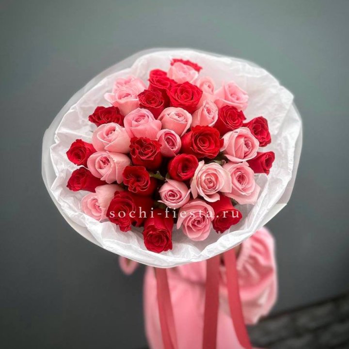 Букет красных и розовых 35 роз в Кирове