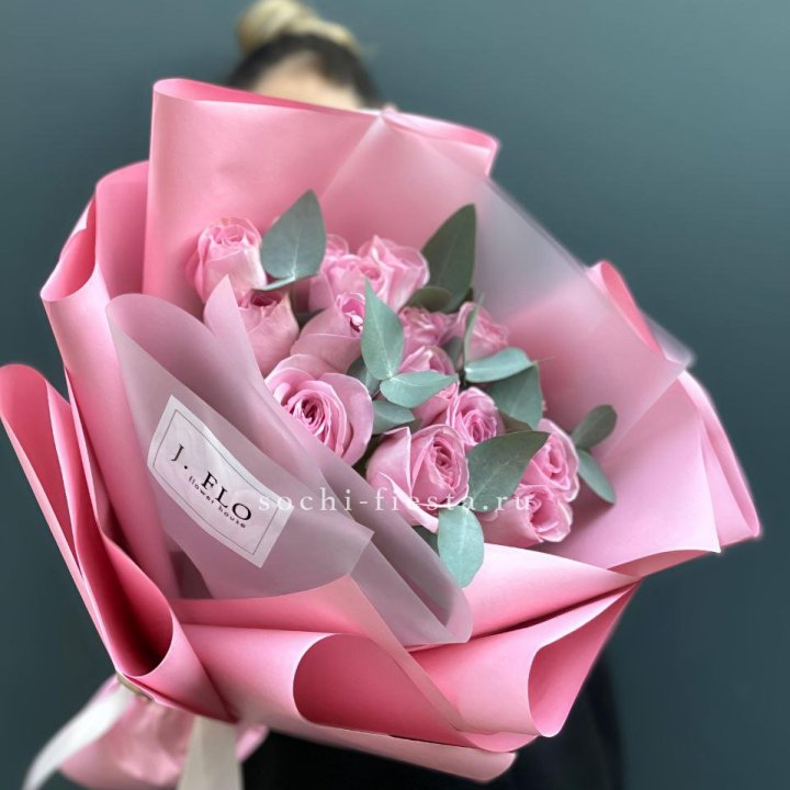 15 Розовых роз с эвкалиптом в Кирове