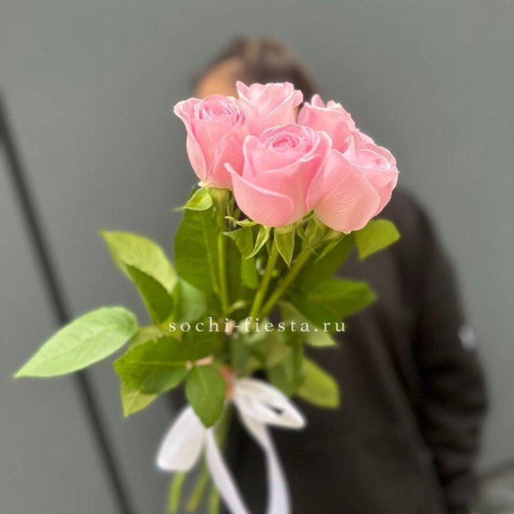 Букет 5 розовых роз  в Кирове