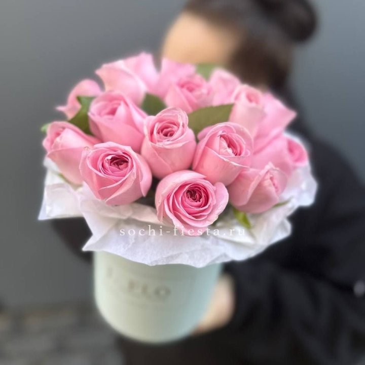 17 розовых роз в цилиндре в Кирове
