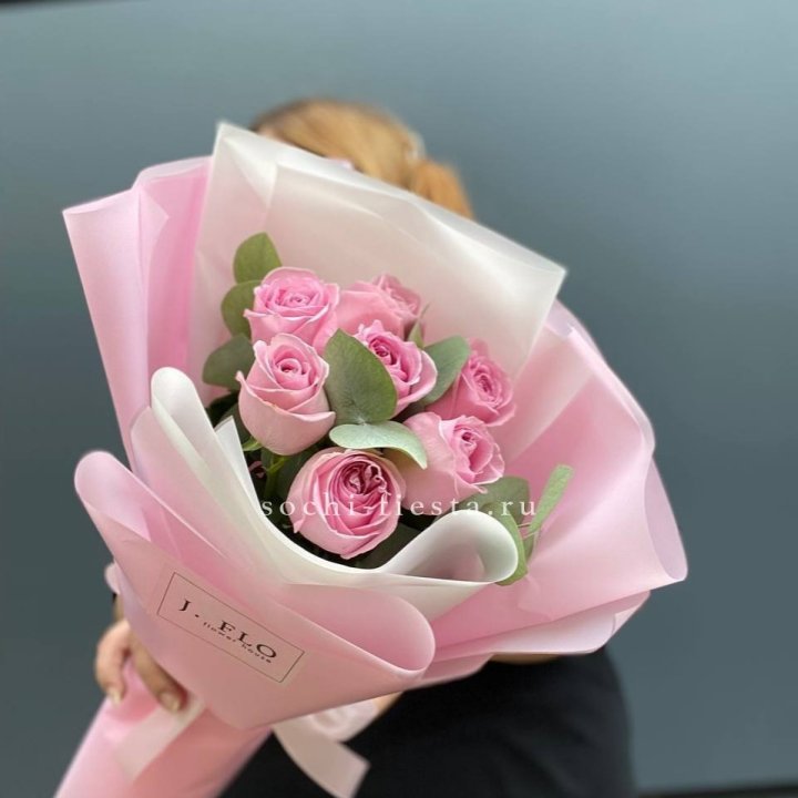 7 розовых роз с эвкалиптом в Кирове