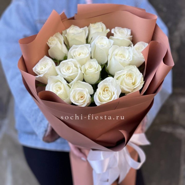 15 белых роз сиена в Кирове