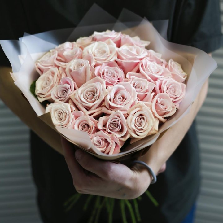 27 кремовых роз в Кирове