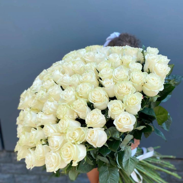 101 белая высокая роза в Кирове