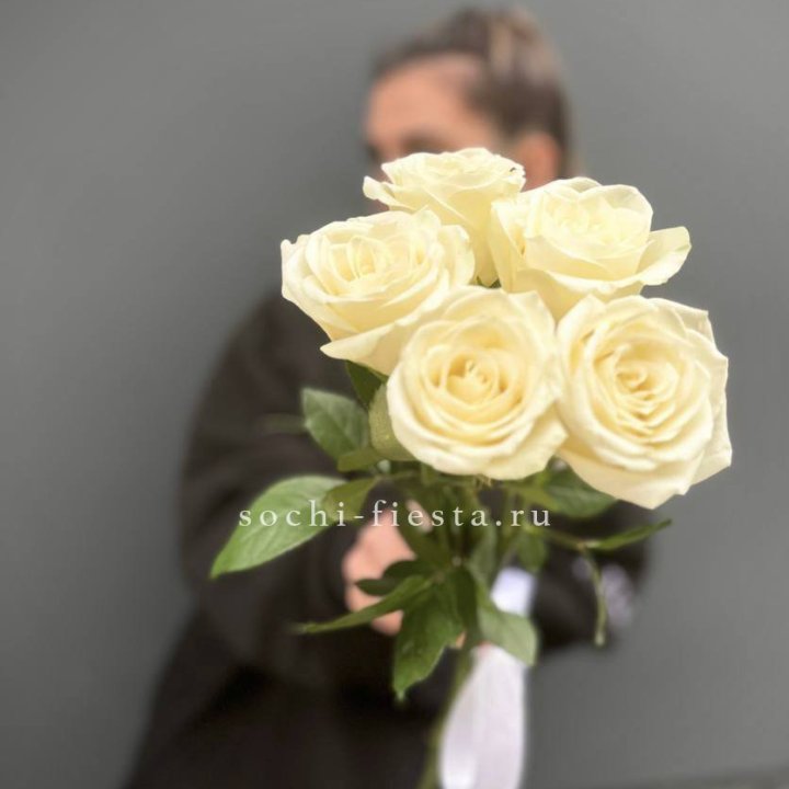 Букет 5 белых роз  в Кирове