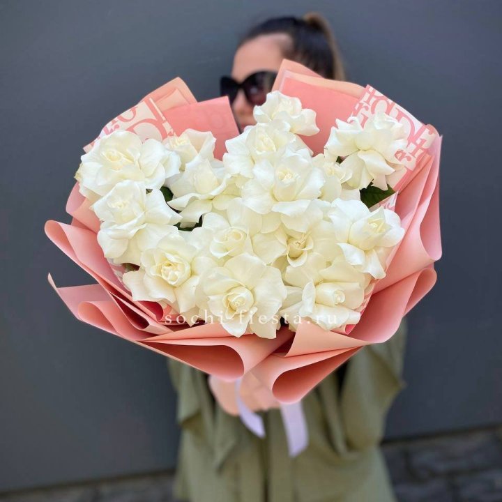 Белые розы "Аморе" в Кирове