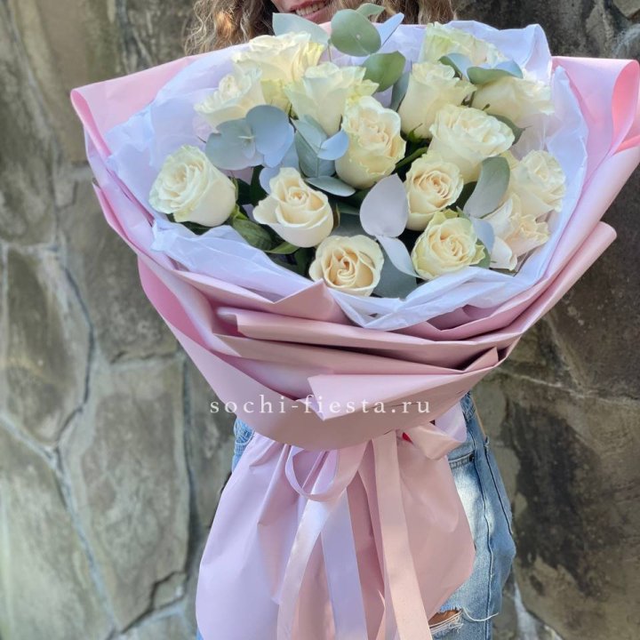 Белые розы в авторском оформлении в Кирове