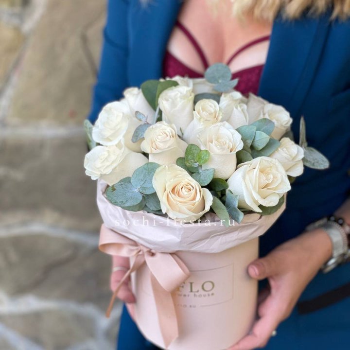 Цилиндр из белых роз в Кирове