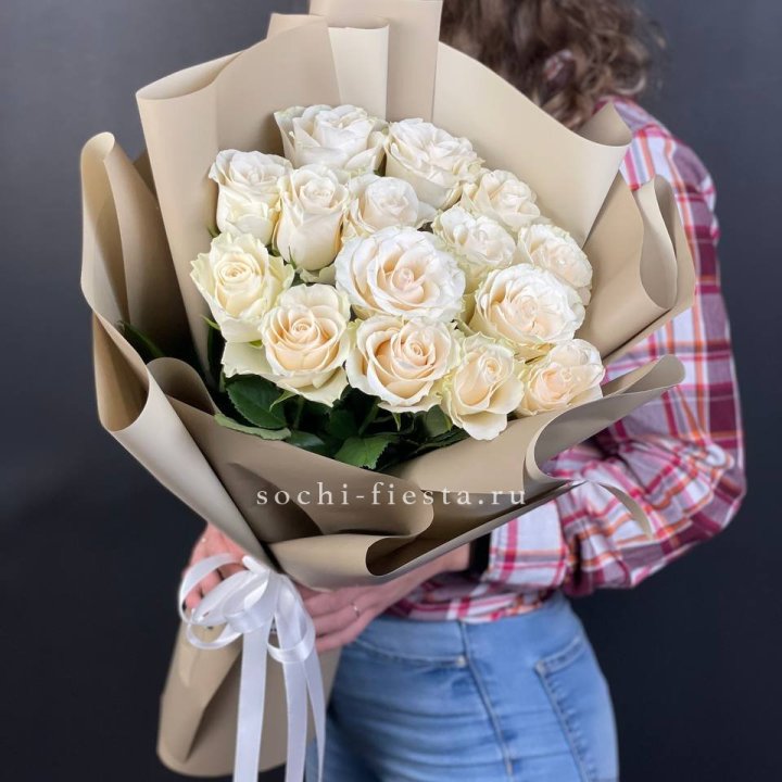 15 белых роз кофе в Кирове