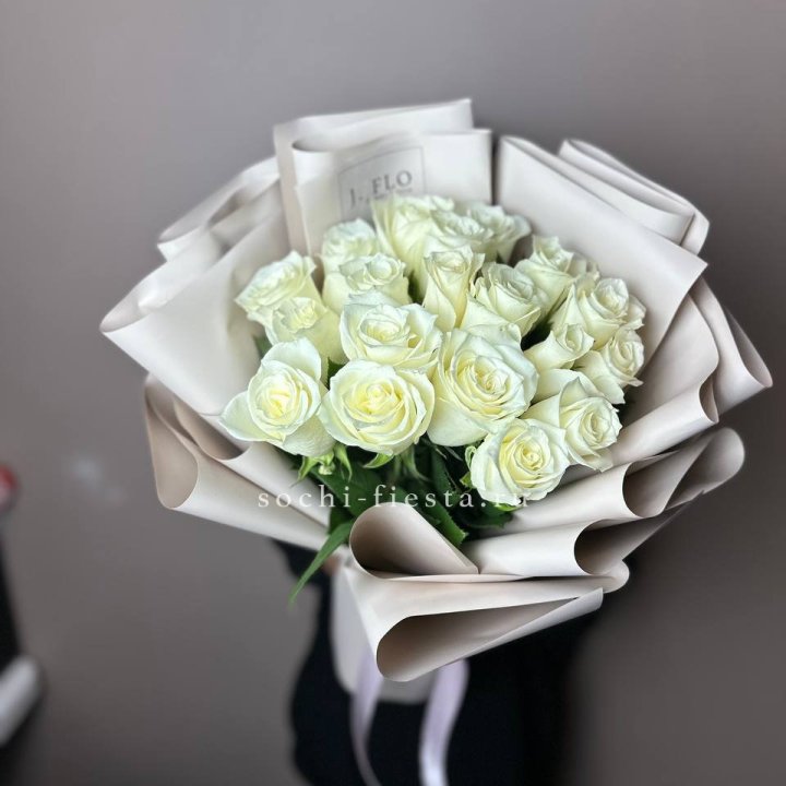 19 белых роз  в Кирове