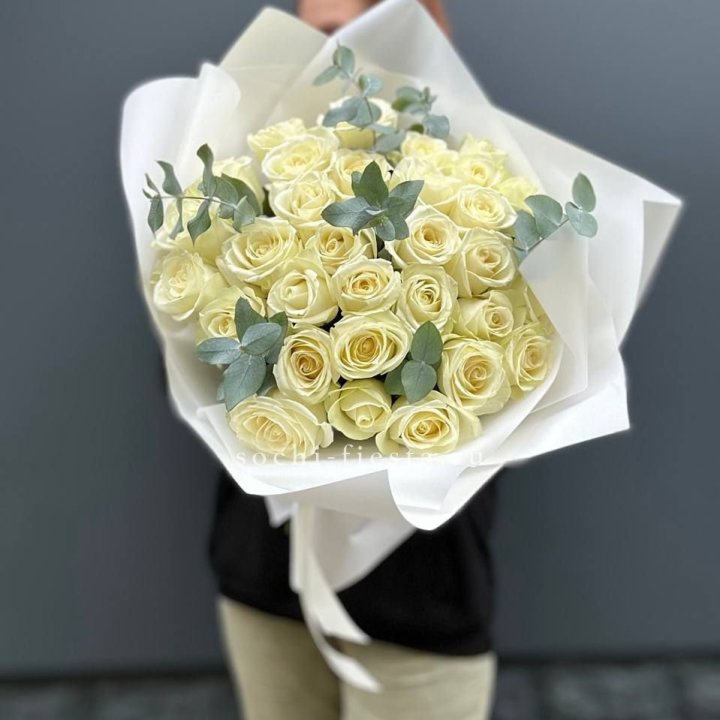 31 белая роза с эвкалиптом в Кирове