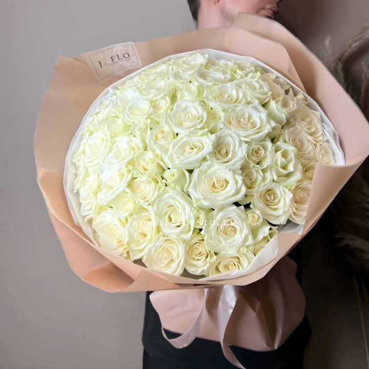 51 белая  роза в оформлении в Кирове