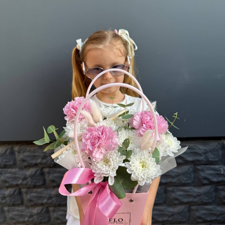 Сумочка из стойких хризантем и диантуса в Кирове