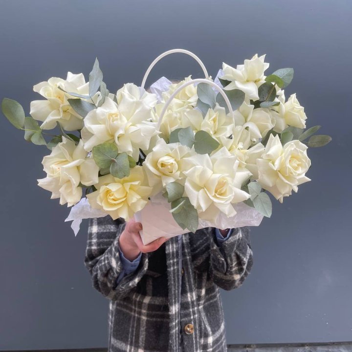 15 белых роз в сумочке в Кирове