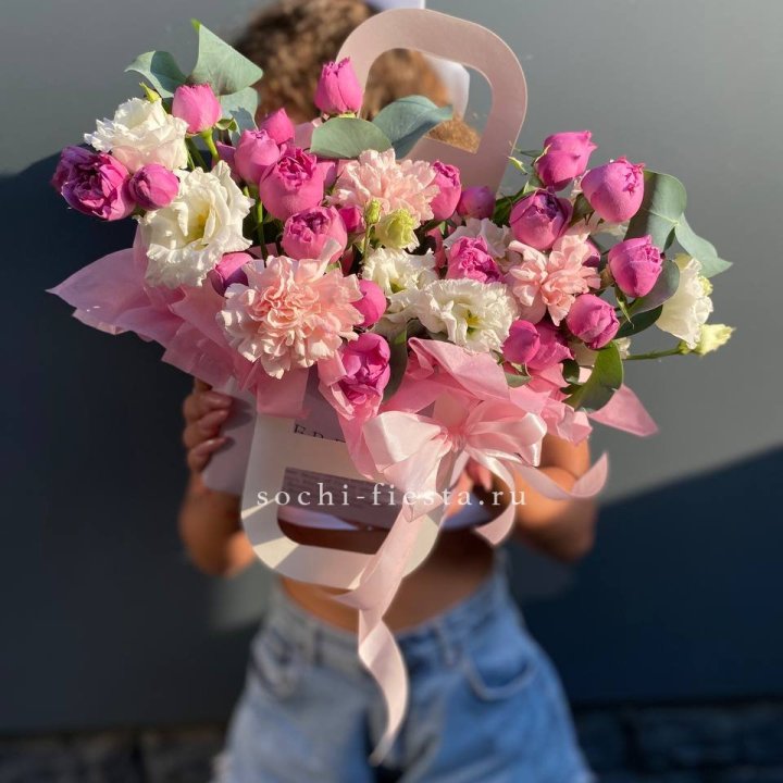 Сумочка с кустовой розой и диантусами в Кирове