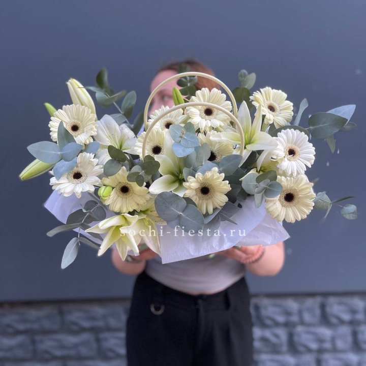 Сумочка лилии и герберы в Кирове