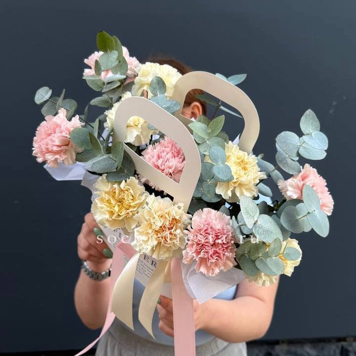 Сумочка из диантусов в Кирове