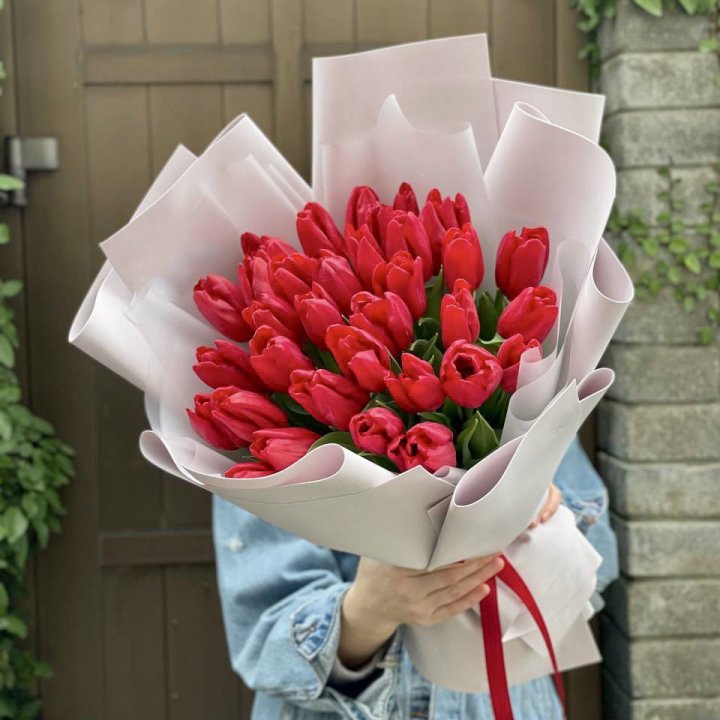 35 красных тюльпанов в Кирове